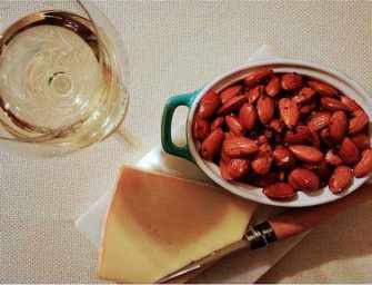 Oven-roasted almonds with garlic, rosemary and thyme