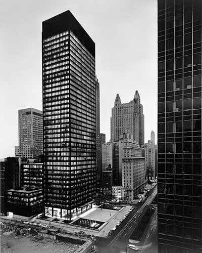 Ezra Stoller. Seagram Building, Mies van der Rohe et Philip Johnson, architectes; Kahn et Jacobs, architectes associés; Phyllis Lambert, directrice de la planification. Vue du nord-ouest au crépuscule, 375 Park Avenue, New York, 1958. Épreuve argentique à la gélatine. Crédit photo : CCA