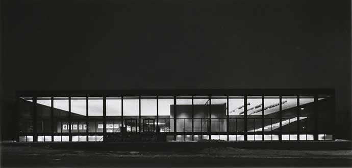 Richard Nickel. Extérieur du Centre Saidye Bronfman en soirée, 1968. Phyllis Lambert, architecte. Épreuve argentique à la gélatine Crédit photo : Fonds Phyllis Lambert, CCA.