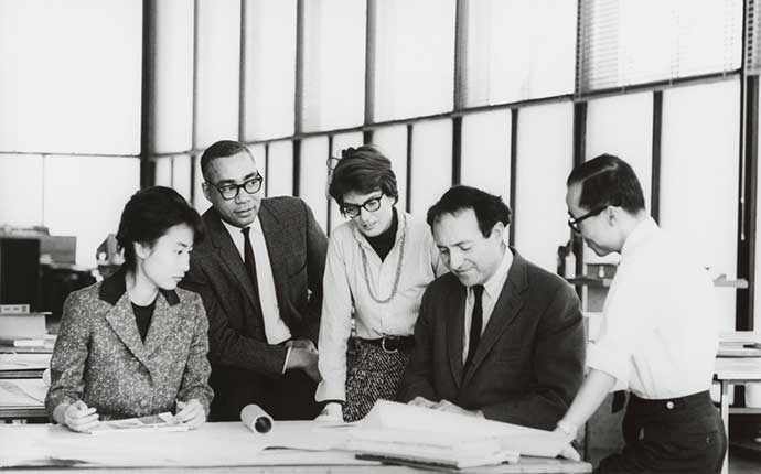 Phyllis Lambert, David Sharpe, Myron Goldsmith, Jin Hwan Kim et un étudiant non identifié, cours-atelier de maîtrise, Crown Hall, Illinois Institute of Technology (IIT), vers 1961. Crédit photo : Fonds Phyllis Lambert, CCA