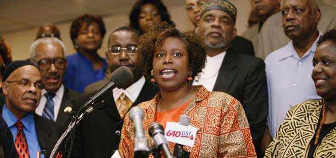 Cynthia McKinney speaking to the press in 2006 - WestmountMag.ca