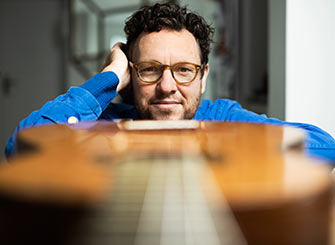 Derek Gripper (Afrique du Sud) - Vendredi 25 avril - 21h - Club Balattou « Mon jumeau blanc ! » s’était exclamé la légende de la kora, Toumani Diabaté, en écoutant la transposition de ses morceaux à la guitare classique. Derek Gripper s’est lancé dans une démarche artistique : adapter sur une guitare à 6 cordes toute la richesse et la complexité des accords subtils émanant de cette majestueuse harpe africaine à 21 cordes. Avec le plus grand respect de l’instrument et des traditions, il a accompli l’exploit, rendant un hommage époustouflant au formidable patrimoine de la musique mandingue. Il nous fait l’honneur de revenir à Montréal directement depuis Le Cap en Afrique du Sud pour un concert intimiste au Balattou le 25 avril.