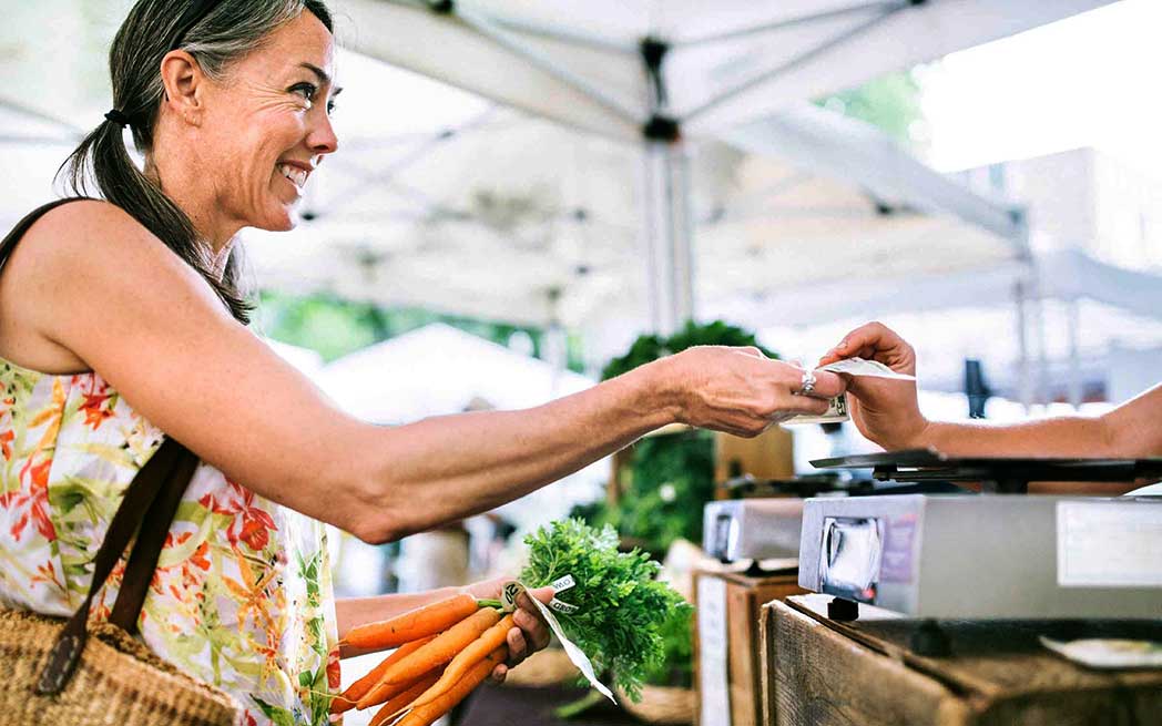 frugal-shopper-at-market_1048