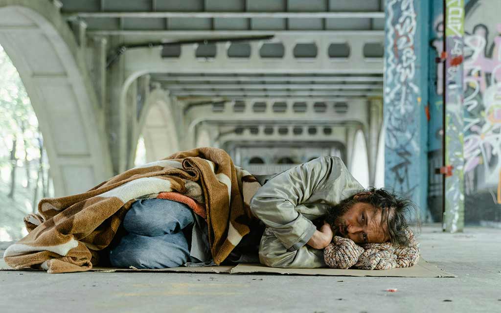 homeless–pexels-mart-production_1024