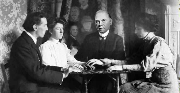 William Lyon Mackenzie King at a seance