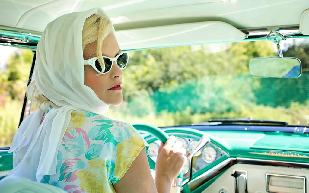 lady-driving-vintage-car_1024
