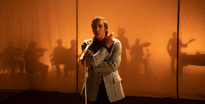 Le film Monsieur Aznavour, réalisé par Grand Corps Malade et Mehdi Idir, retrace l’ascension du célèbre chanteur de La Bohême à partir des années 1950.