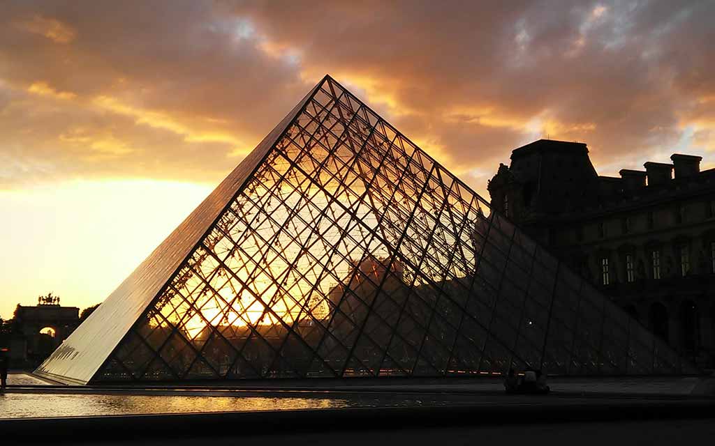 paris-louvre-pyramide_1024