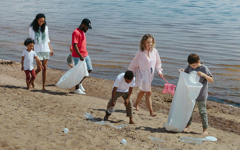 positive-parenting-beach-cleanup-1024
