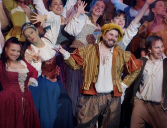 Something Rotten dares <br>to attack Shakespeare