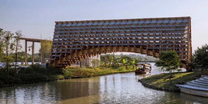 Pont en bois sur le front de mer de Gulou - LUO Studio • Photo : Jin Weiqi