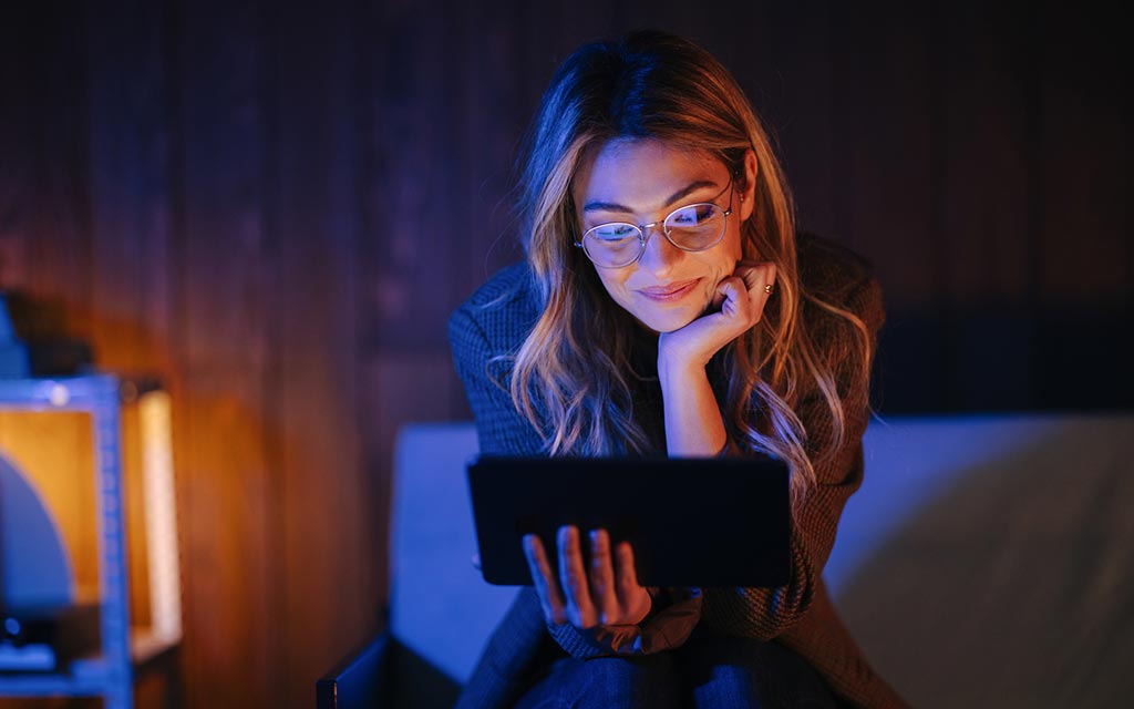 women-reading-tablet_1024